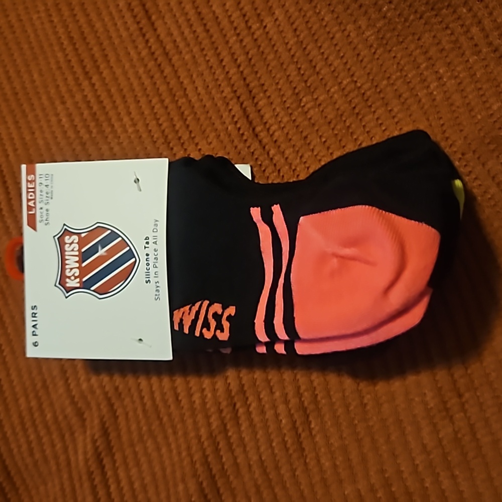 K-SWISS LADIES 6 PAIR FOOT LINERS SOCKS: NEW IN PACKAGE: FITS SHOE SIZE 4-10